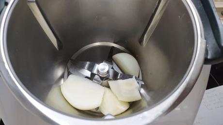 Ponemos la cebolla y picamos