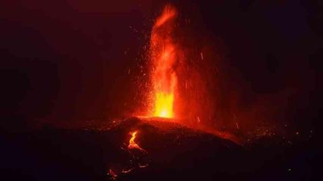 Canarias: volcán de La Palma se reactiva con explosiones y expulsión de material