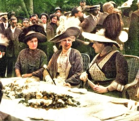 S. M. la Reina Doña Victoria en la fíesta de caridad celebrada en el Sanatorio del Dr. Morales