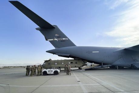 Talibanes acusan a Estados Unidos de violar el espacio aéreo de Afganistán