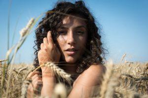 Las últimas tendencias de la moda, la estética y la belleza mujer pelo rizado
