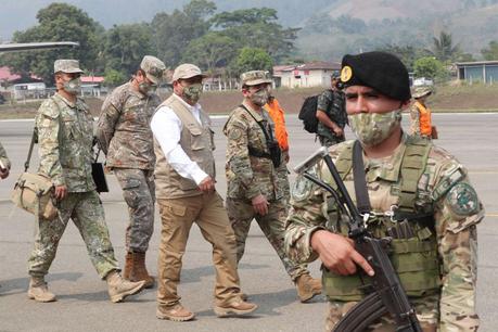 Ministro de Defensa participa en entrega de obras de mejoramiento vial en Satipo