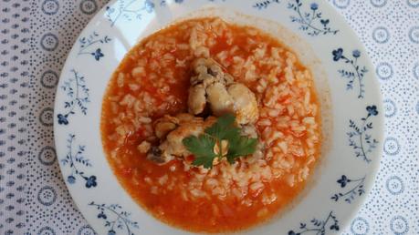 Cuando termine lo dejamos reposar unos minutos dentro del vaso y tendremos preparado nuestro rico arroz con pollo, solamente nos falta servir y disfrutar.