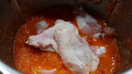 Es el momento de introducir las alitas de pollo, salpimentada un poco y ponemos de nuevo 2 minutos, temperatura varoma, velocidad cuchara y giro inverso activado.