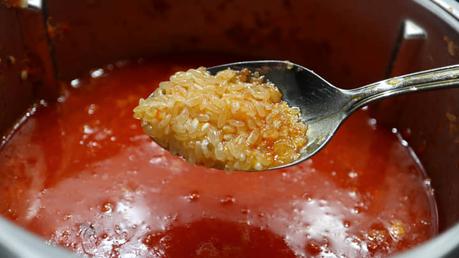 Por último echamos el arroz y programamos 15 minutos a 100 grados de temperatura, velocidad 1 y giro inverso activado.