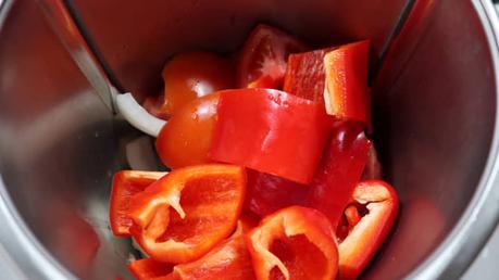 Vamos a empezar poniendo en el vaso la cebolla, el pimiento rojo, el tomate y ponemos 7 segundos a velocidad 7.