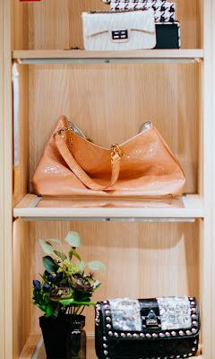 Bolsos expuestos en una estantería Bolsos expuestos en una estantería