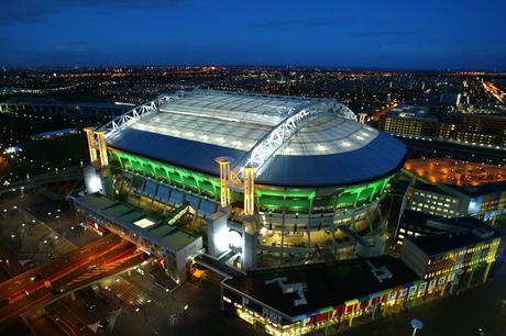 El Amsterdam Arena fue el primer estadio cubierto de Europa. Sobre él y al igual que el Calderón, pasa una autovía.