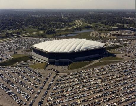 En el Pontiac Silverdome de Detroit se jugó el primer partido oficial de fútbol bajo techo.