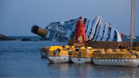 POR QUÉ SE “BAUTIZAN”  CON VINO LOS BARCOS AL IR A BOTARSE