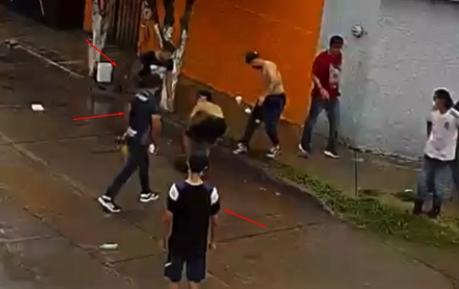 (Video) Aficionados del Atlético San Luis asaltan a jóvenes tras partido