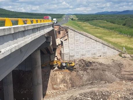 Se desploma puente de carretera Cerritos -Tula , una víctima