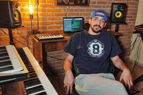 Ed Keziah lanza ‘Tirados en el sofá’, una canción de desidia y lamento Ed Keziah lanza ‘Tirados en el sofá’, una canción de desidia y lamento