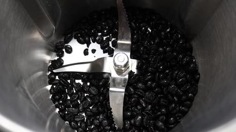 Ponemos los granos de café y los trituramos