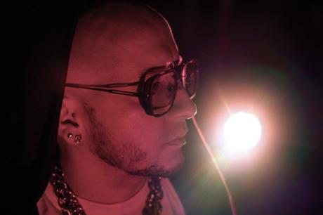 El artista colombiano Jei Mac invita a bailar y salir de la rutina en ‘Préndelo’