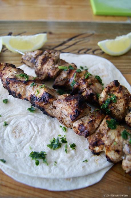 Brochetas de pollo y baharat