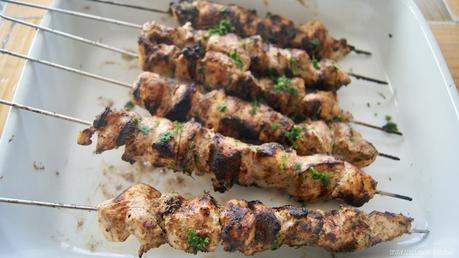 Brochetas de pollo y baharat