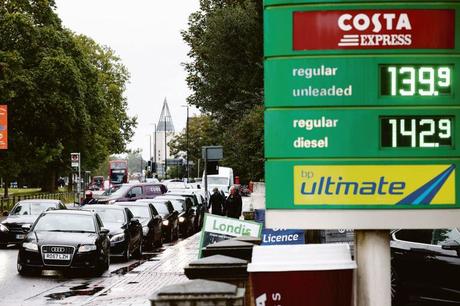 COTIDIANEIDAD. Las filas kilométricas frente a las estaciones de servicio se convirtieron en una postal diaria de las ciudades británicas.