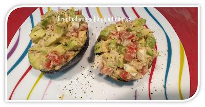 Aguacate relleno de atún y huevo