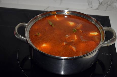 Patatas guisadas con rovellons y chorizo