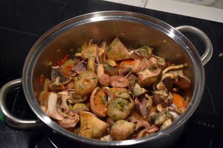 Patatas guisadas con rovellons y chorizo Patatas guisadas con rovellons y chorizo