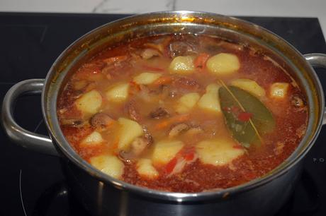 Patatas guisadas con rovellons y chorizo