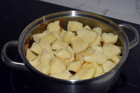 Patatas guisadas con rovellons y chorizo