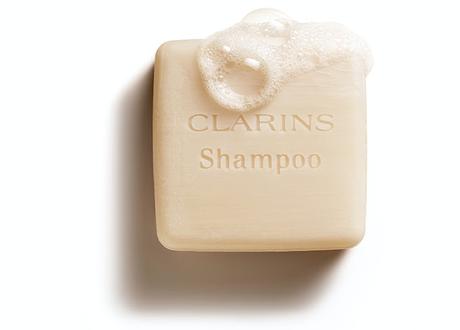 Descubre un Auténtico Momento de Placer Mientras Lavas el Cabello con el Primer Champú Sólido de Clarins champu-solido-clarins-espuma