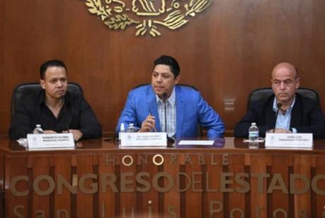 Gallardo presenta ante el Congreso iniciativa de licencias de conducir gratuitas