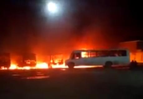 (video)  Incendio consume 18 autobuses en la Huasteca Potosina
