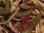 Fideos udon pollo, verduras setas