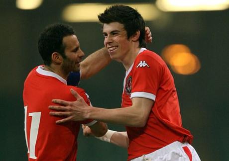 Un joven Bale junto a Ryan Giggs.