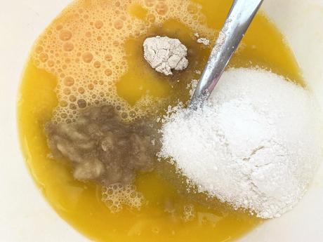 delikatissen tarta tatin de plátano tarta invertida de plátano tarta de plátano fácil Sticky cake easy delicious banana cake bizcocho plátano mojado bizcocho de plátano bizcocho con salsa de caramelo bizcocho con fruta muy jugoso banana cake  