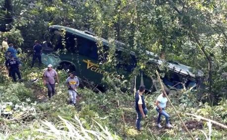 Desbarranca autobús en Xilitla: 10 lesionados