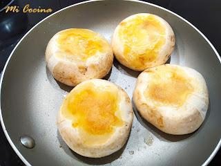 CHAMPIÑONES RELLENOS DE MORCILLA DE BENAOJÁN, CON NUECES FRITAS Y NARANJA CON MIEL