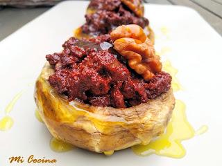 CHAMPIÑONES RELLENOS DE MORCILLA DE BENAOJÁN, CON NUECES FRITAS Y NARANJA CON MIEL