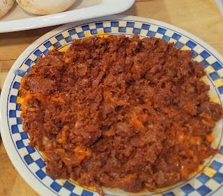 CHAMPIÑONES RELLENOS DE MORCILLA DE BENAOJÁN, CON NUECES FRITAS Y NARANJA CON MIEL CHAMPIÑONES RELLENOS DE MORCILLA DE BENAOJÁN, CON NUECES FRITAS Y NARANJA CON MIEL
