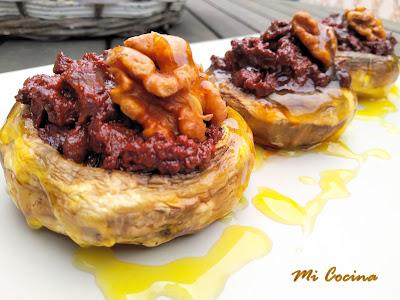 CHAMPIÑONES RELLENOS DE MORCILLA DE BENAOJÁN, CON NUECES FRITAS Y NARANJA CON MIEL