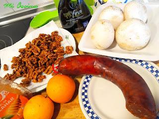 CHAMPIÑONES RELLENOS DE MORCILLA DE BENAOJÁN, CON NUECES FRITAS Y NARANJA CON MIEL