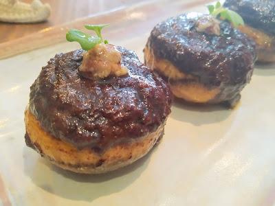 CHAMPIÑONES RELLENOS DE MORCILLA DE BENAOJÁN, CON NUECES FRITAS Y NARANJA CON MIEL CHAMPIÑONES RELLENOS DE MORCILLA DE BENAOJÁN, CON NUECES FRITAS Y NARANJA CON MIEL