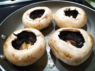 CHAMPIÑONES RELLENOS DE MORCILLA DE BENAOJÁN, CON NUECES FRITAS Y NARANJA CON MIEL