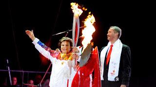 Valentina Tereshkova con la antorcha de Juegos Olímpicos de Sochi 2014