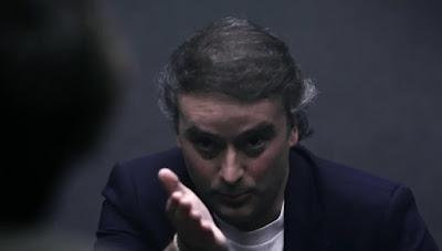 Redondo, solo y desnudo.