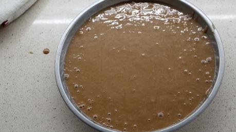 Ponemos la masa en el molde y horneamos