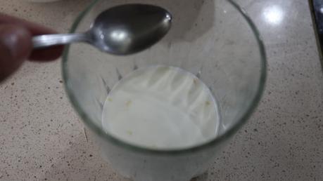 Ponemos en l vinagre y el agua en un vaso y reservamos