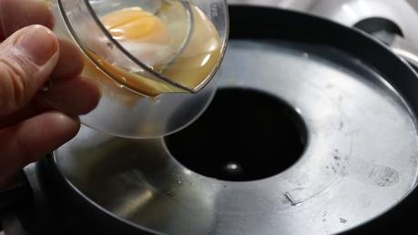 Echamos los huevos por el hueco del vocal