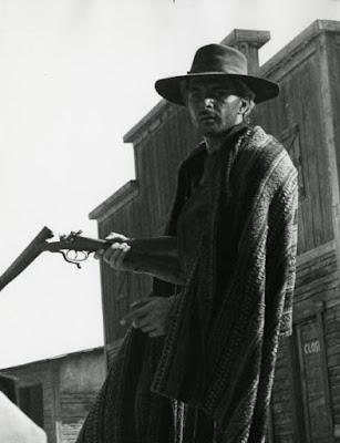 DÓLAR ENTRE LOS DIENTES, UN (Un dollaro tra i denti) (Italia, USA; 1967) Western