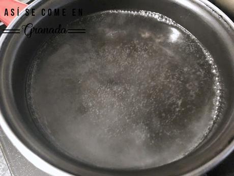 Espinacas a la crema con huevo escalfado