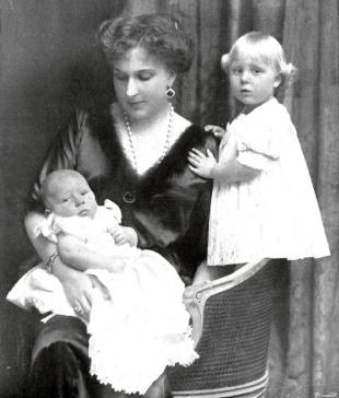 Reina_Victoria_con_sus_dos_hijos_menores,_la_infantita_María_Cristina_y_el_infante_Don_Juan Reina_Victoria_con_sus_dos_hijos_menores,_la_infantita_María_Cristina_y_el_infante_Don_Juan