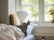 Pared negra dormitorio luminoso delicado